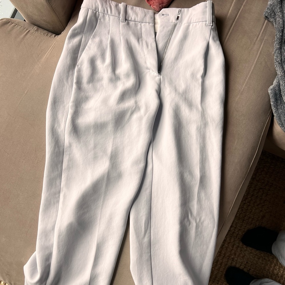 Aritzia effortless cropped pants. Frozen grey. Worn only once!!!